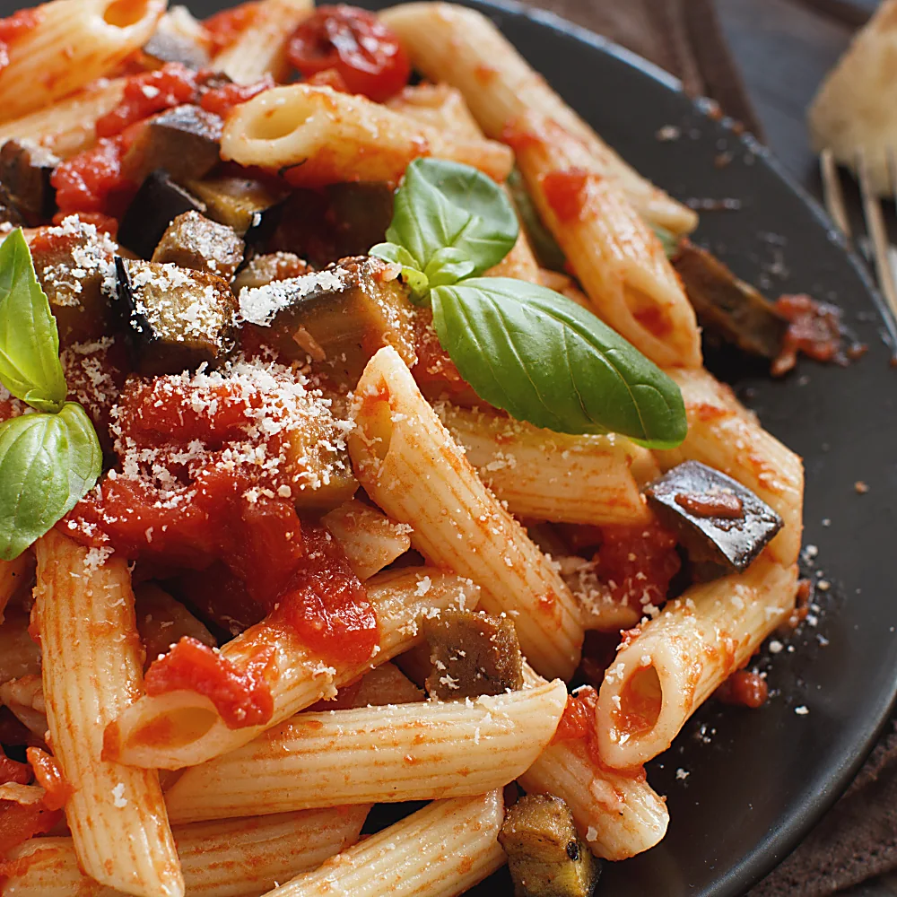 Penne alla Norma con melanzane, pomodoro e basilico