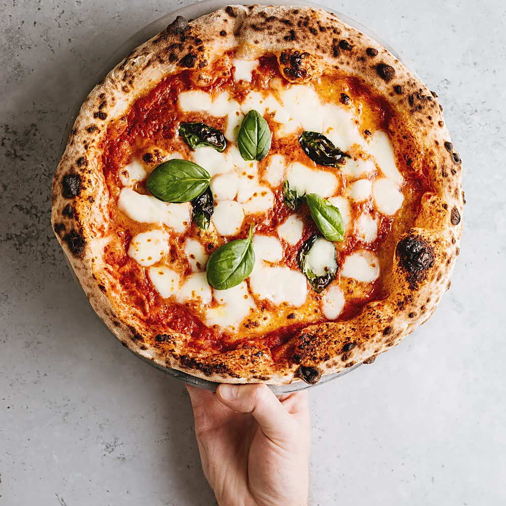 Pizza margherita con bufala e basilico